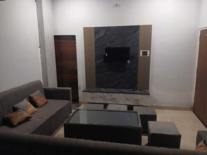 笔记本电脑工作区、折叠床/加床（额外收费）、免费 WiFi、床单