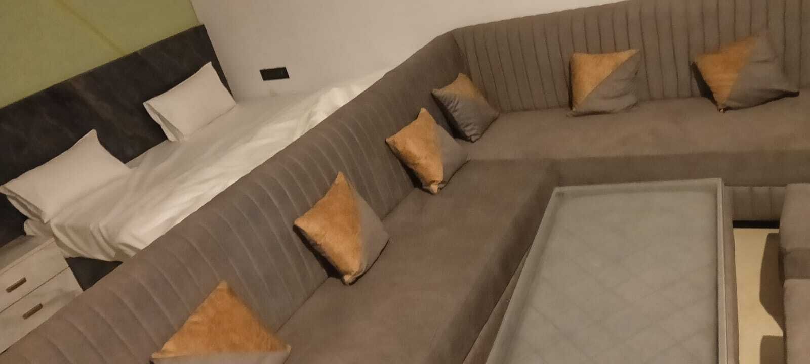 笔记本电脑工作区、折叠床/加床（额外收费）、免费 WiFi、床单