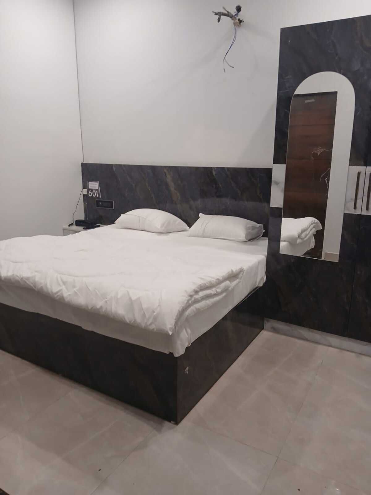 笔记本电脑工作区、折叠床/加床（额外收费）、免费 WiFi、床单