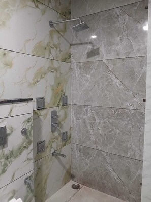 Dusch, handdukar, tvål och schampo