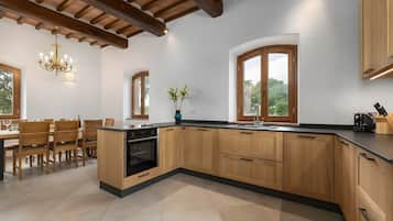 雪櫃、爐具、洗碗機、多士爐