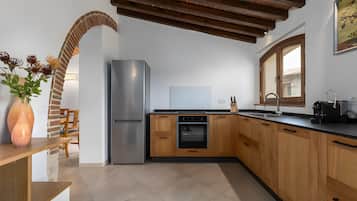 Fridge, stovetop, dishwasher, toaster