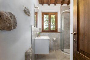 Dusche, Haartrockner, Handtücher