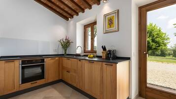 Fridge, stovetop, dishwasher, toaster