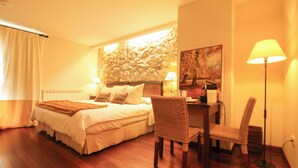 A bedroom with a bed, two chairs, a desk, a lamp, and a painting on the wall. - El Alboroque (Tramacastilla de Tena)