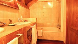 A bathroom with two sinks, a bathtub, and a shower. - El Alboroque (Tramacastilla de Tena)