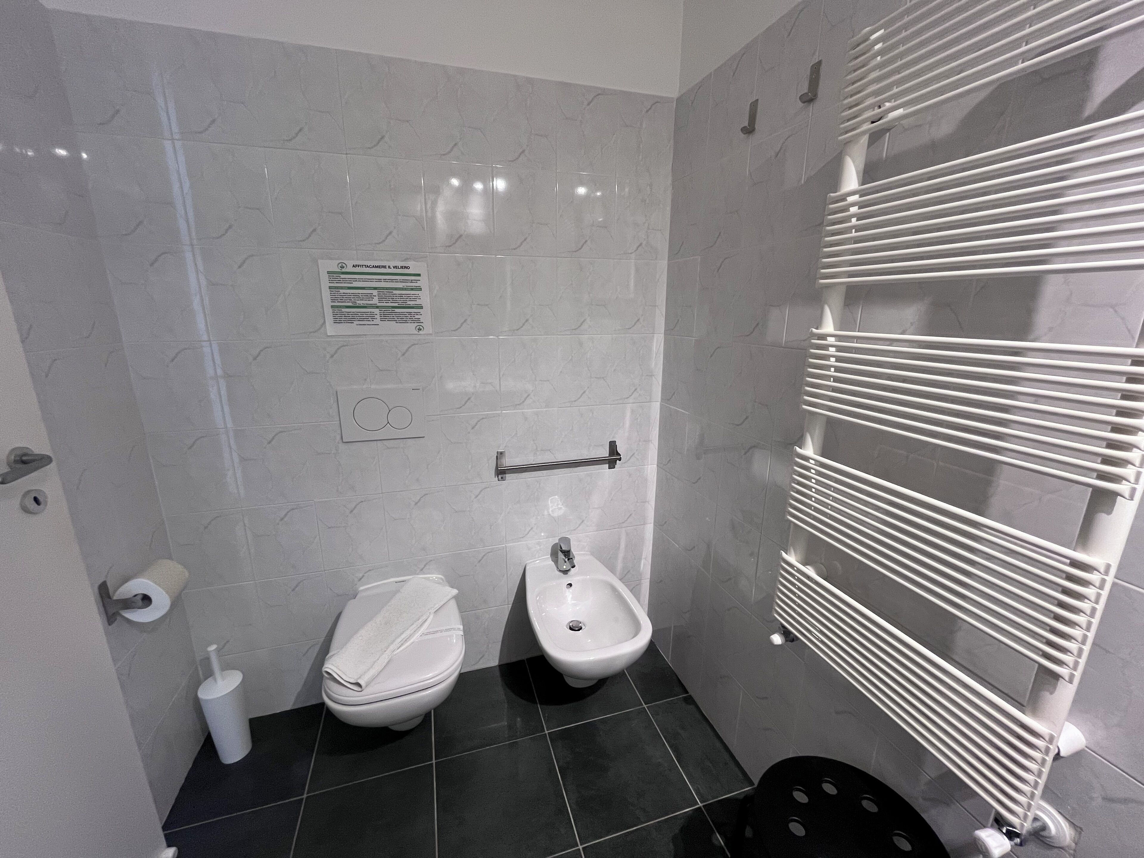Double Room | Bathroom | Hair dryer, towels, soap, shampoo