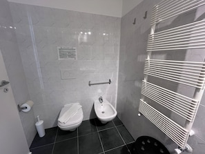 Chambre Double | Salle de bain | Sèche-cheveux, serviettes fournies, savon, shampoing