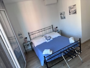 Chambre Triple, cuisine, vue ville | Coffres-forts dans les chambres, Wi-Fi gratuit