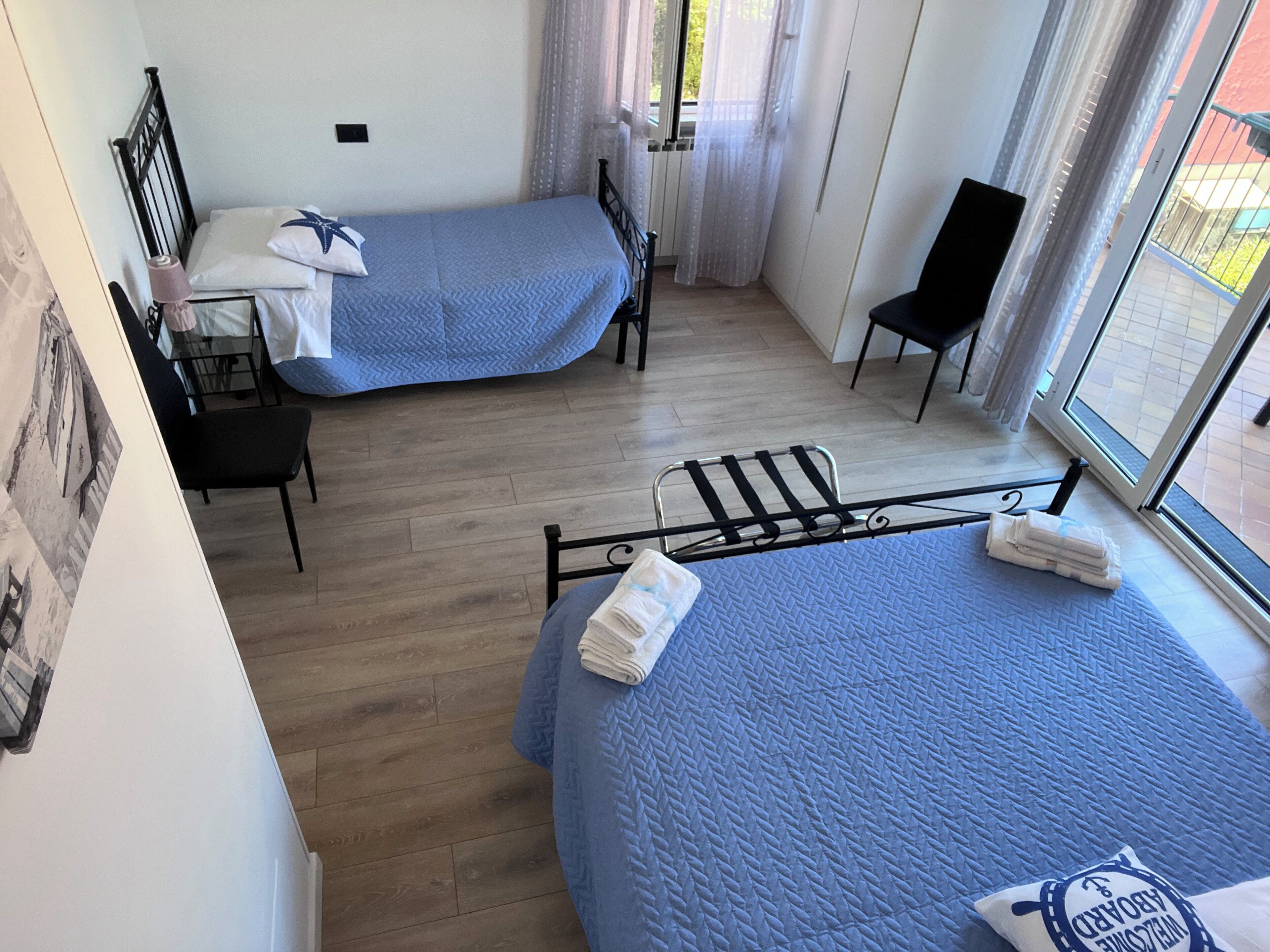 Habitación triple, cocina, vistas a la ciudad | Caja fuerte y wifi gratis