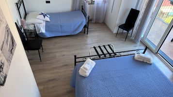 Habitación triple, cocina, vistas a la ciudad | Caja fuerte y wifi gratis