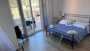 Camera tripla, cucina, vista città | Una cassaforte in camera, Wi-Fi gratuito