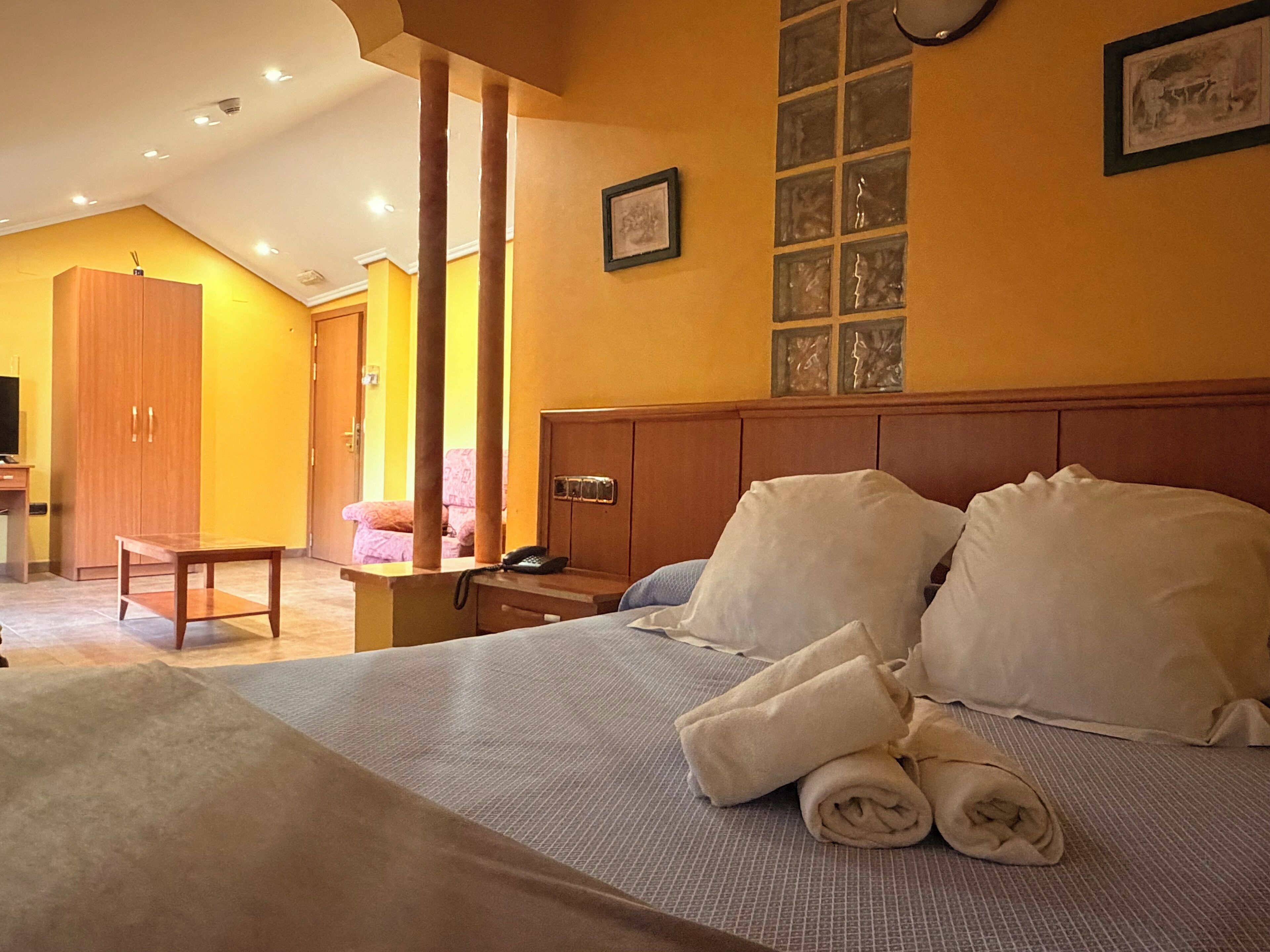 Junior-Suite, Stadtblick | Schreibtisch, laptopgeeigneter Arbeitsplatz, kostenloses WLAN