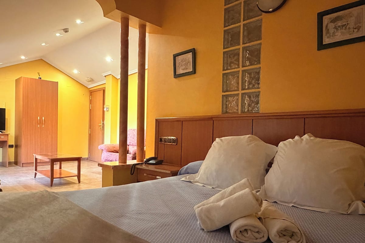 Junior-Suite, Stadtblick | Schreibtisch, laptopgeeigneter Arbeitsplatz, kostenloses WLAN