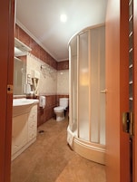 Double Room | Bathroom | Free toiletries, hair dryer, towels, soap