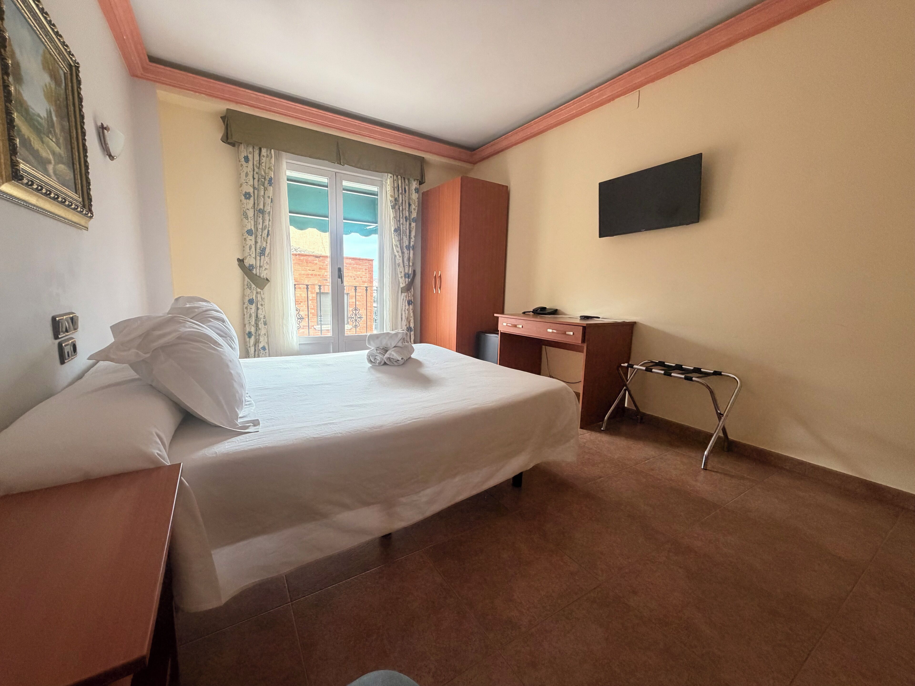 Standardzimmer, Balkon, Stadtblick | Schreibtisch, laptopgeeigneter Arbeitsplatz, kostenloses WLAN