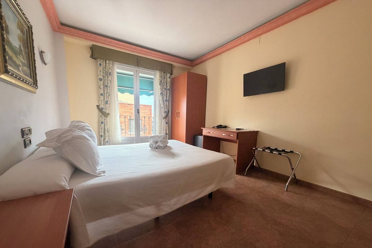 Kamer, uitzicht op de stad | Een bureau, een laptopwerkplek, gratis wifi
