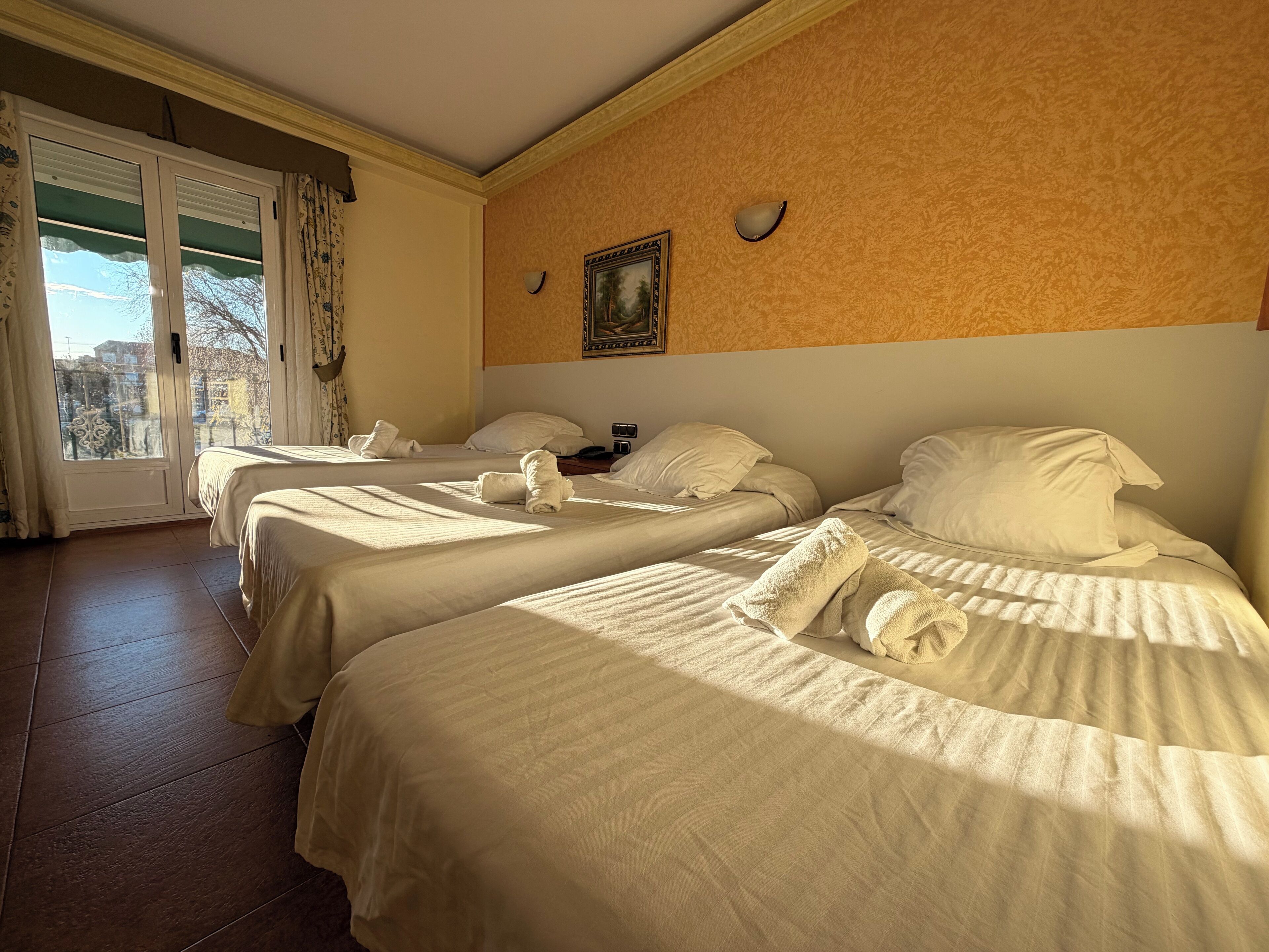 Dreibettzimmer, Balkon, Stadtblick | Schreibtisch, laptopgeeigneter Arbeitsplatz, kostenloses WLAN