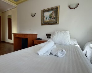 Vierpersoonskamer, balkon, uitzicht op de stad | Een bureau, een laptopwerkplek, gratis wifi
