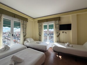 Vierpersoonskamer, balkon, uitzicht op de stad | Een bureau, een laptopwerkplek, gratis wifi