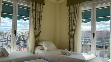 Vierpersoonskamer, balkon, uitzicht op de stad | Een bureau, een laptopwerkplek, gratis wifi