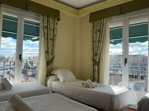 Vierpersoonskamer, balkon, uitzicht op de stad | Een bureau, een laptopwerkplek, gratis wifi