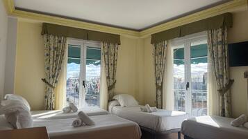 Habitación cuádruple, balcón, vista a la ciudad | Escritorio, espacio para trabajar con laptop y wifi gratis