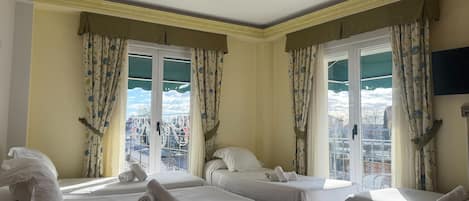 Vierpersoonskamer, balkon, uitzicht op stad | Een bureau, een laptopwerkplek, gratis wifi