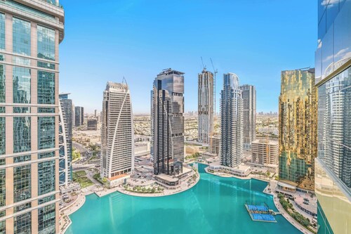 Free housekeeping visits during your stay - StayShort - Trendy 1BR in JLT that Sleeps 4 with Lake Views!