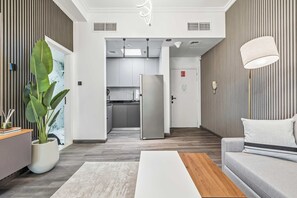 TV - Free housekeeping visits during your stay - StayShort - Trendy 1BR in JLT that Sleeps 4 with Lake Views! (JLT)