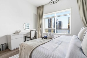 Een strijkplank/strijkijzer, wifi, beddengoed