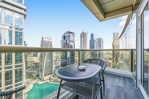 Outdoor dining - Free housekeeping visits during your stay - StayShort - Trendy 1BR in JLT that Sleeps 4 with Lake Views! (JLT)