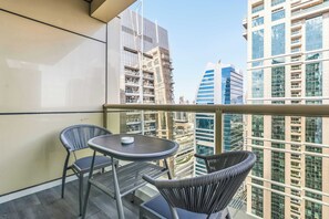 Outdoor dining - Free housekeeping visits during your stay - StayShort - Trendy 1BR in JLT that Sleeps 4 with Lake Views! (JLT)