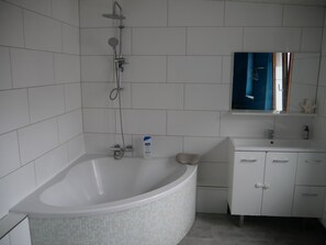 Hair dryer, soap, toilet paper - VancyLove Home (Mons)