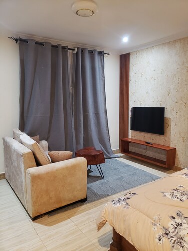Cozy 1-bedroom studio. Pleasant neighbourhood. Vibrant nightlife