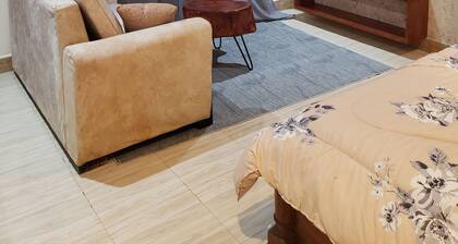 Cozy 1-bedroom studio. Pleasant neighbourhood. Vibrant nightlife