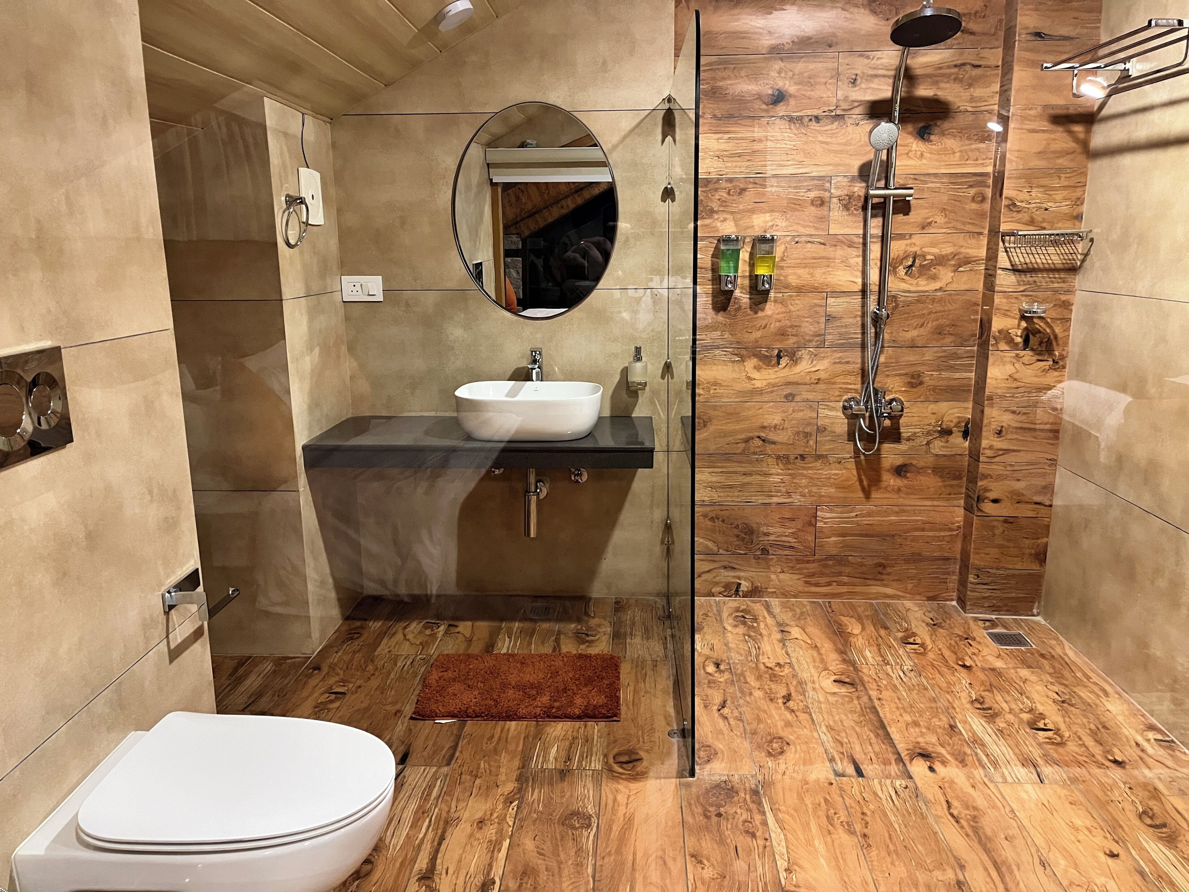 Penthouse Suite | Bathroom | Towels, soap, shampoo, toilet paper