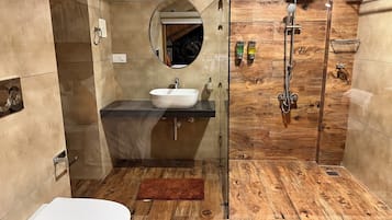 Penthouse Suite | Bathroom | Towels, soap, shampoo, toilet paper