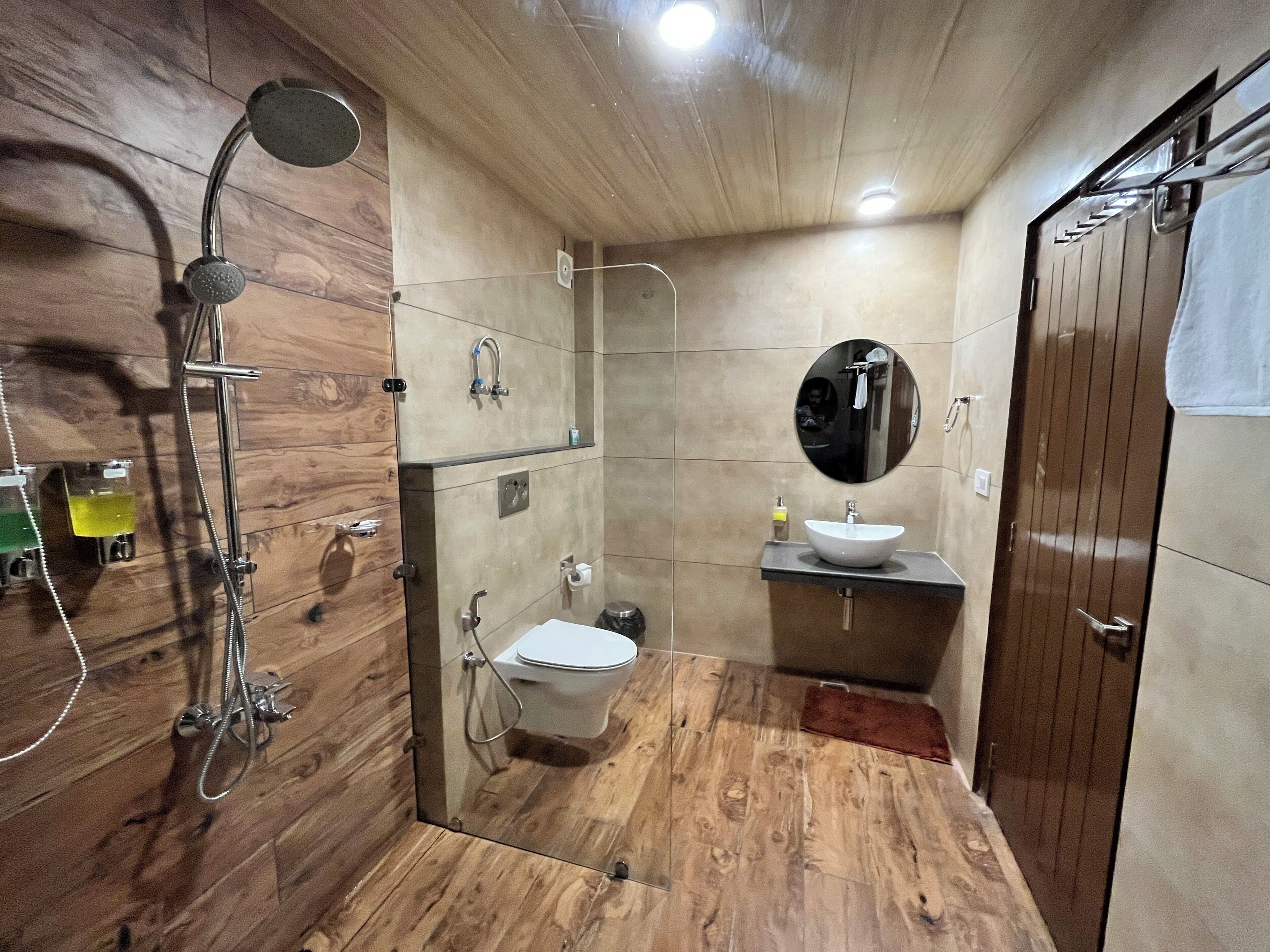 Deluxe Executive Room | Bathroom | Towels, soap, shampoo, toilet paper