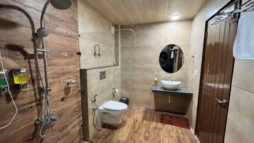 Deluxe Executive Room | Bathroom | Towels, soap, shampoo, toilet paper