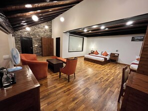 Super Deluxe Suite | Egyptian cotton sheets, premium bedding, down duvets, desk - Manali Se  (Jagatsukh)