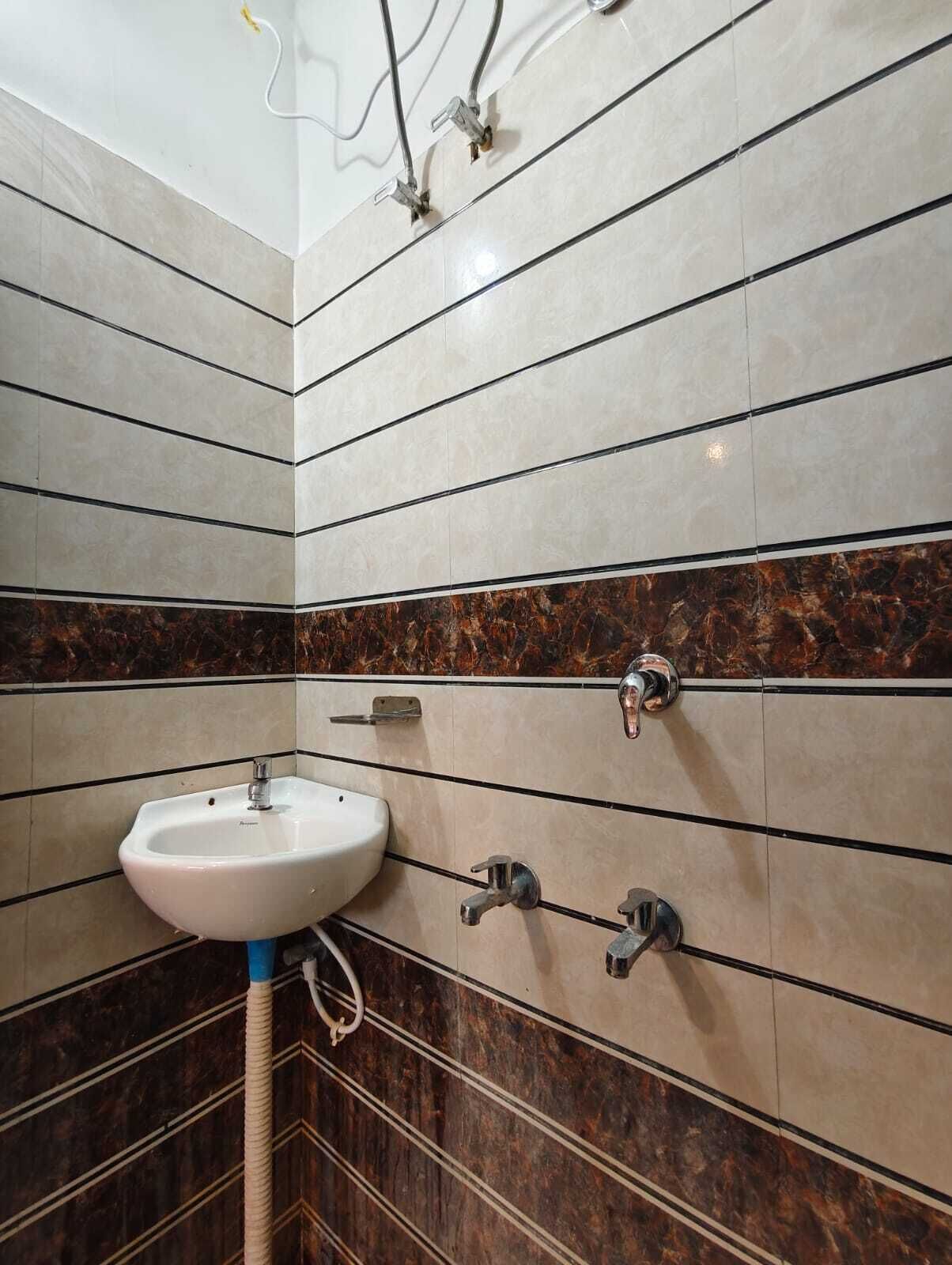 Habitación Deluxe doble | Baño | Ducha, artículos de higiene personal gratuitos, toallas y jabón