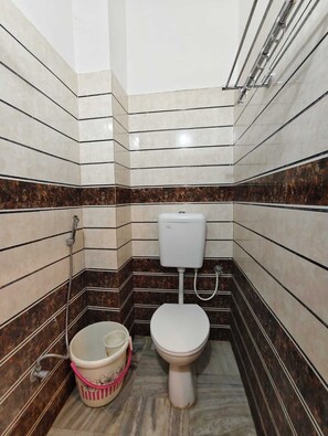 Phòng đôi Deluxe | Phòng tắm | Buồng tắm vòi sen, đồ dùng nhà tắm miễn phí, khăn tắm, xà phòng 