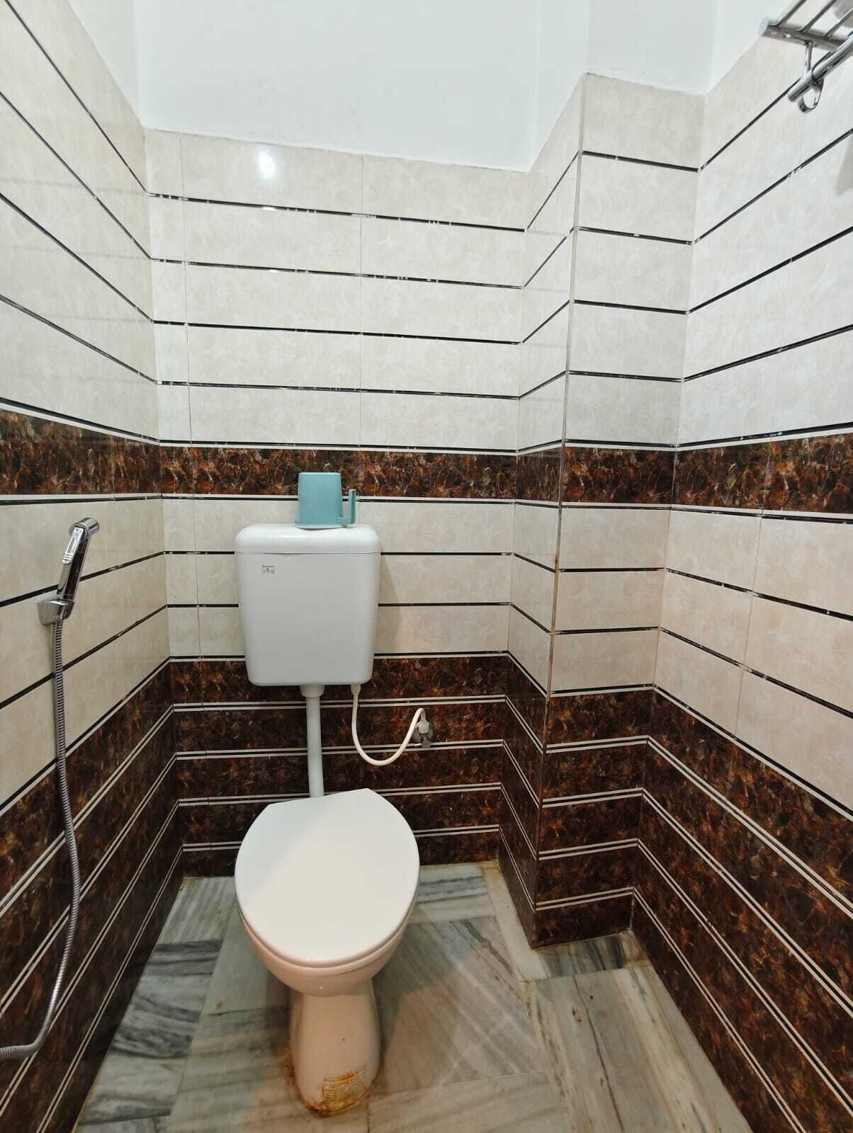 Kahden hengen deluxe-huone | Kylpyhuone | Suihku, ilmaiset hygieniatuotteet, pyyhkeet, saippua