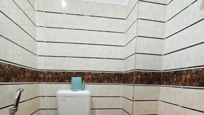 豪華雙人房 | 浴室 | 淋浴設備、免費梳洗用品、提供毛巾、番梘