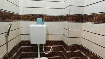 Kahden hengen deluxe-huone | Kylpyhuone | Suihku, ilmaiset hygieniatuotteet, pyyhkeet, saippua