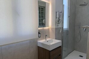 تجهيزات دش، مجففات شعر، مناشف، صابون