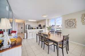 Dining - Spacious 3BR/3BA  condo in the heart of Destin FL with lockout suite, and full access to Pelican Beach Resort amenities. (Destin)