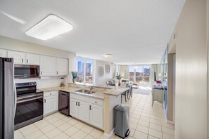 Fridge, microwave, oven, stovetop - Spacious 3BR/3BA  condo in the heart of Destin FL with lockout suite, and full access to Pelican Beach Resort amenities. (Destin)