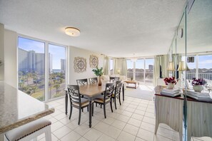 Interior - Spacious 3BR/3BA  condo in the heart of Destin FL with lockout suite, and full access to Pelican Beach Resort amenities. (Destin)